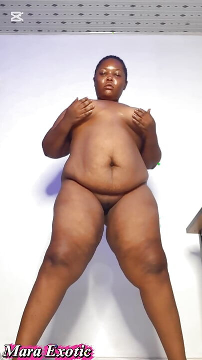 Awek eboni tebal Mara Exotic suka mengusik dan melancap untuk awak