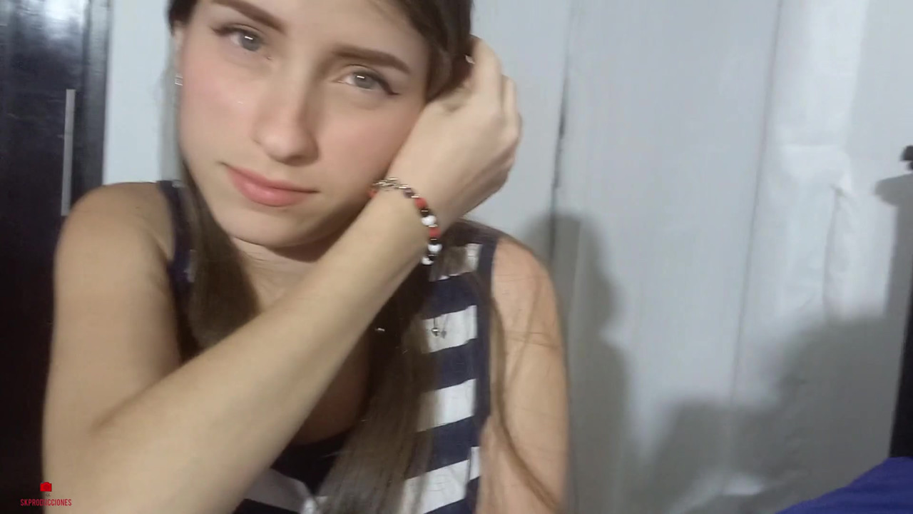 無邪気な顔をした義理の妹は、私に素晴らしいオーラルをさせてほしいと頼みます