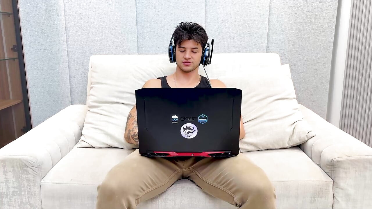 Fete excitate cu o pizdă umedă sunt futute de o pulă mare în curul ei mare, femeie latino cu țâțe mari sare pe pulă