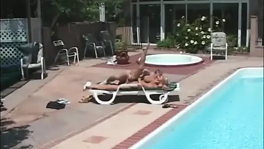 Seksi sarışın orta yaşlı seksi kadın bahçede yalıyor