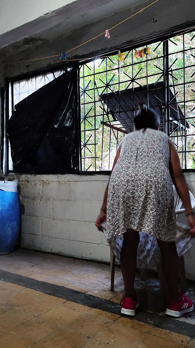 奶奶在洗衣服时变得很热