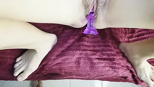 Ich spiele mit meiner stiefschwester beim fernsehen