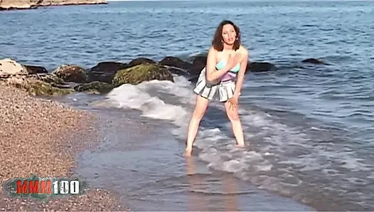 Zetah Niagara: sexy nasses teen im meer, macht einen heißen strip