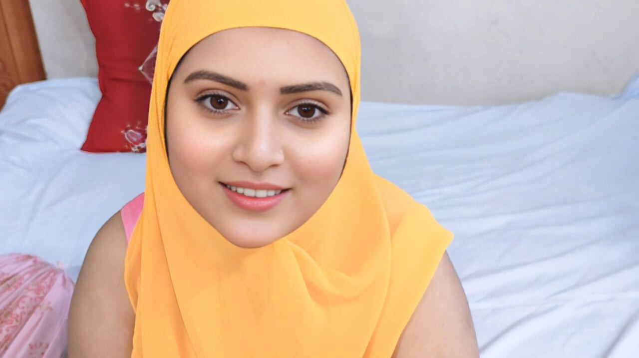 Video ngentot gaya doggy gadis desa india muslim berhijab yang cantik.