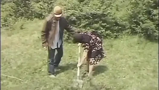 Зрелая пара трахает киску, лижет киску в позе 69 (полный оригинальный фильм)