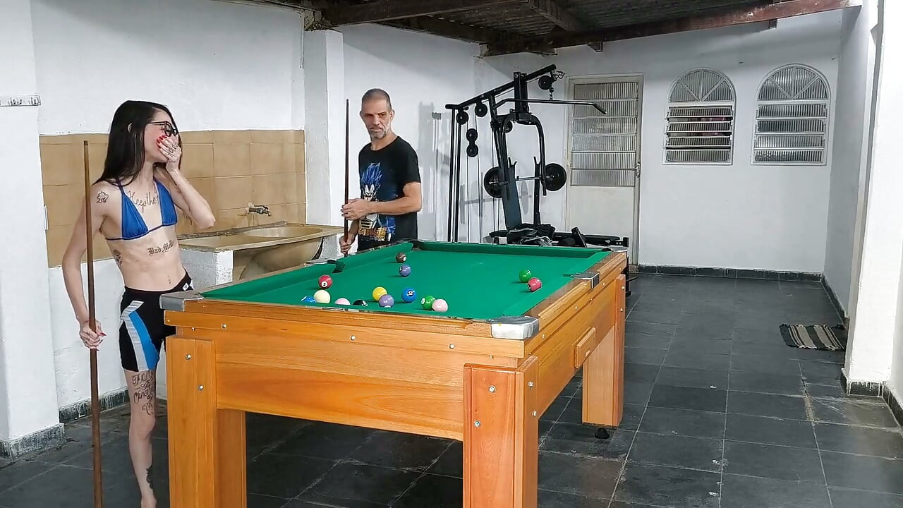 Etterlater den tynne jenta naken