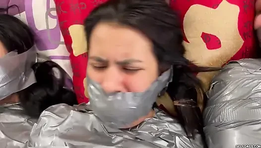 5 mumifizierte mädchen kämpfen komplett eingewickelt und geknebelt!