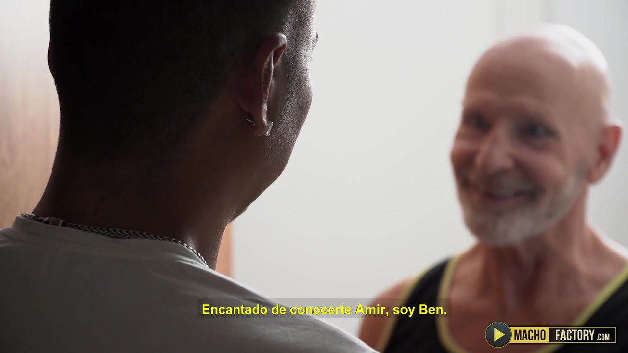 超级性感的爸爸benedictus得到一个大玩具和大鸡巴插他紧致的屁股