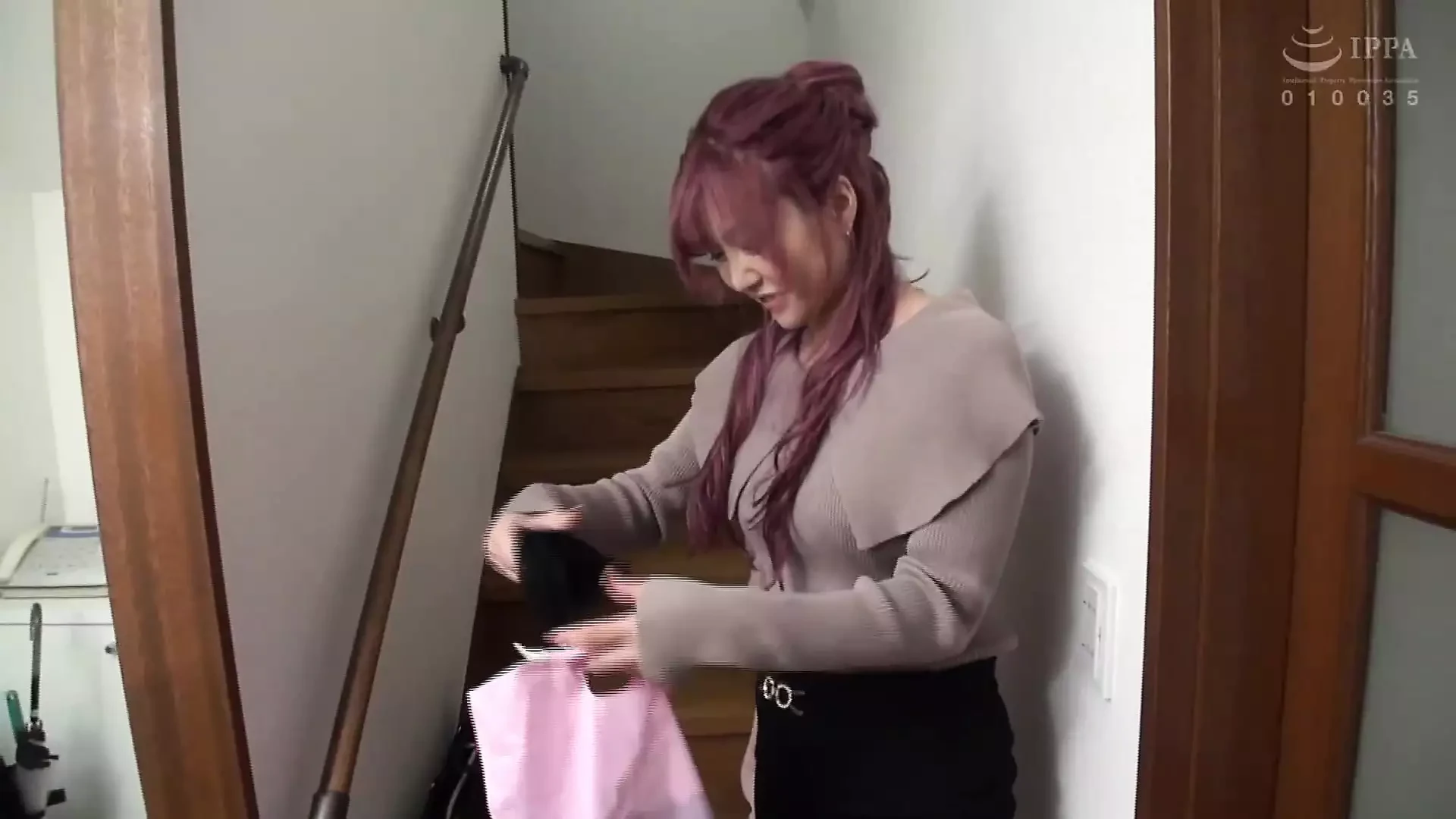 Karina - une jeune femme mariée magnifique entre pour un entretien, jusqu’à ce qu’il soit hors de contrôle, partie 1