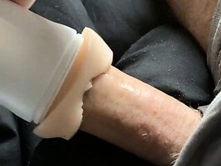 19-летняя твинк использует искусственную вагину в постели (тизер)