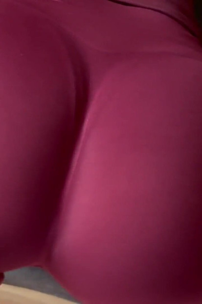 Savršeno dupe u pantalonama za trening u teretani