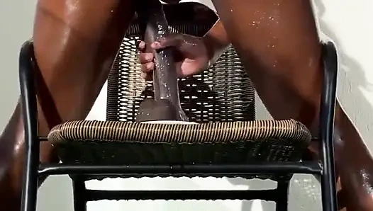 Cewek semok kulit hitam ini lagi asik orgasme sampai muncrat