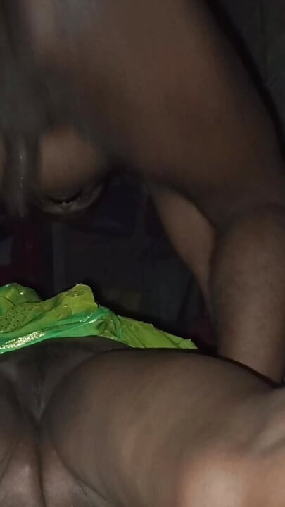 Vesnické sex video švagra a tetička šukají v desi stylu