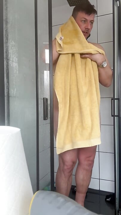 Hombre cachondo se desnuda y se afeita el pelo púbico