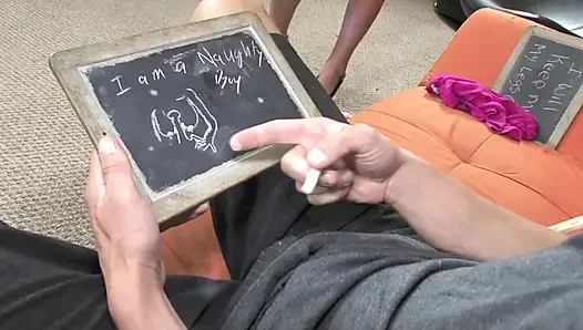 Она заставляет их трахать друг друга, а затем присоединяется