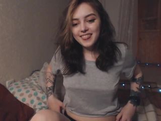 Brunette tattoo babe trekt haar kleren uit op webcam