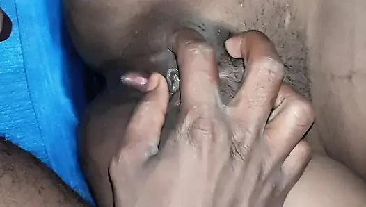 (bölüm 2) Üvey erkek kardeşim beni banyoda çok sert sikiyor
