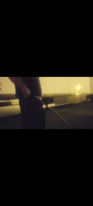 누군가에게 오줌 싸기를 바라는 Bambam
