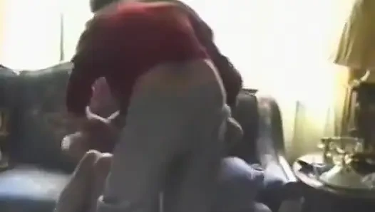 Cewek pemalu rambut cokelat dientot pakai dildo dan kontol