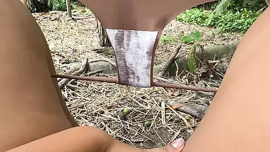 Я непослушная девочка, мне очень нравится чувствовать свои пальцы внутри моей большой влажной вагины, хехе-хе-хе.