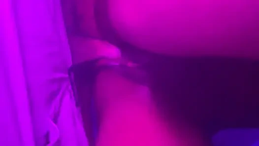 Большой черный член проникает в киску африканской чернокожей юной крупным планом, задние кадры