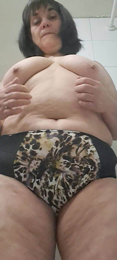 Looking to Put Fingers in Wet Vagina