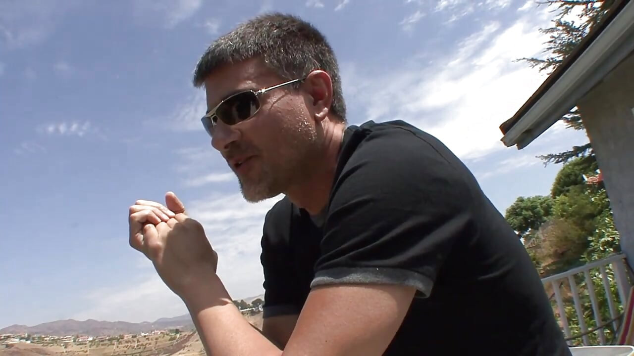 बड़े स्तन वाली आकर्षक रंडी गले में लंड लेती है