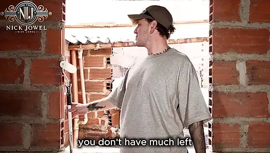 Kepala Ambar Prada meniduri seorang tukang batu