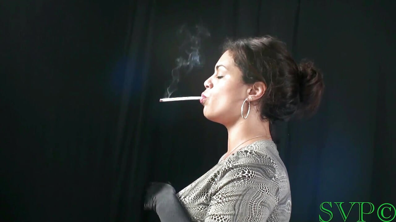 Peituda gordinha latina fuma e fode