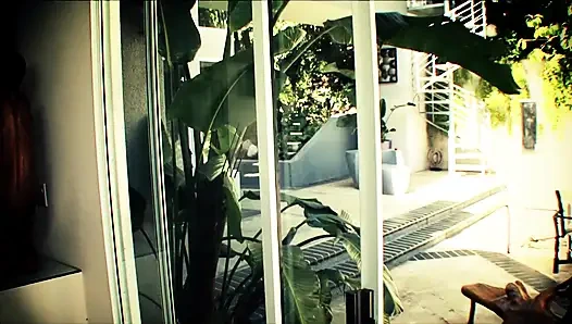 Пожилой мужик приходит с работы и находит шлюховатую тинку у бассейна, чтобы трахаться