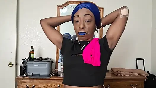 BLU Nastie готовится к просмотру своих друзей.