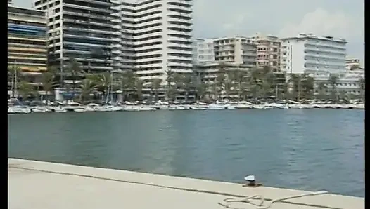 Brünette brünette füchsin mit high heels wird beim casting gefickt und gesichtsbesamt