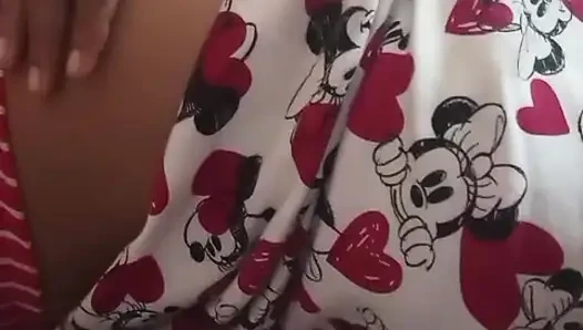 Wanita Sri Lanka merayu pasangannya melalui panggilan video sampai orgasme hanya dengan toket besar dan memek basah