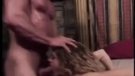 Gadis nakal rambut pirang ini di-anal habis-habisan