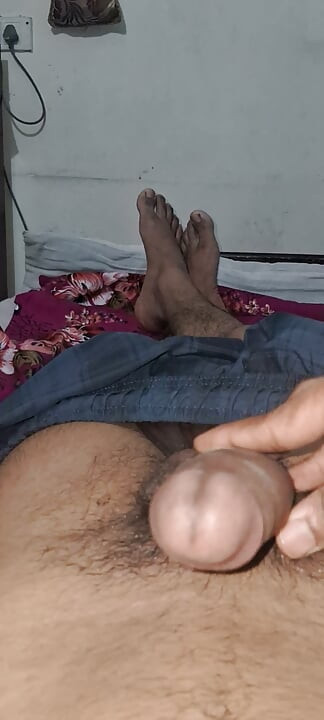 Ladka deshi bhabhi ko wash room mai dekh kar apne ling ko dilatation hai  or hila hila kar apna Jo's Gira deta hai iske bad fir bhabhi uska