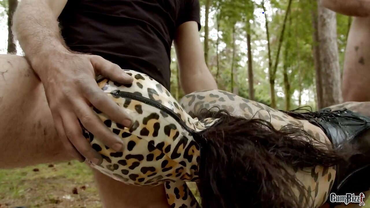 אורגיית קרמפי בחוץ 9 חיים אוהבים