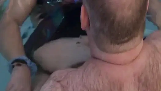 Cuckquean pov - suamiku ngentot sama suamiku di kolam renang sambil aku rekam di bawah air