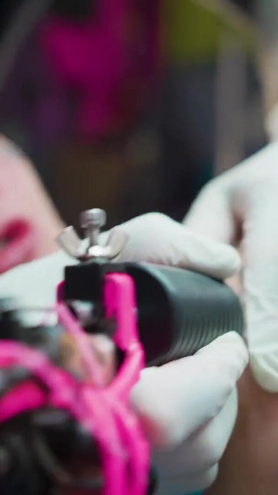 Големи пишки с двойка Татуирана четворка с татуировки Мери се татуира | Клип 1