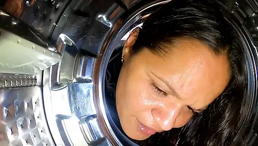 Ich bin in der waschmaschine stecken geblieben, mein schwarzer schwanz stiefsohn nutzte mich aus und fickte