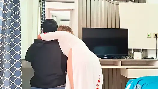 Meine Frau unterbricht, während ich von zu Hause aus arbeite, und ich habe Sex mit ihr