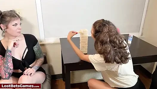 Daphne ve Liss striptiz gerçeği mi cesaret mi jenga oyunu oynuyor