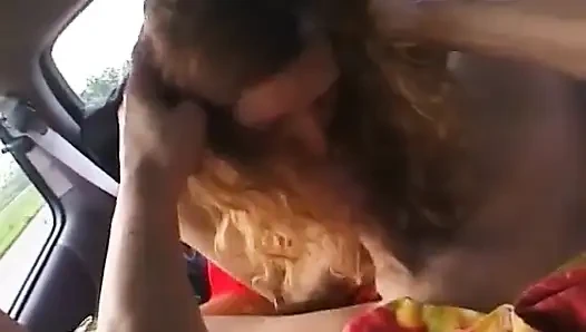 Кудрявую шлюшку в нижнем белье захлопнули в машине