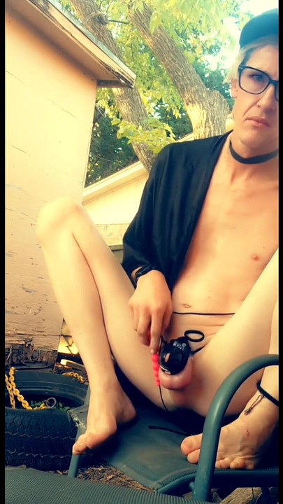 屋外で私のチンポをロックした私のおもちゃで跳ねる!