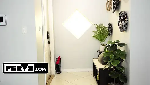 Üvey oğul çıplaklığı ve güzel şekilleri seviyor ama gerçek üvey annesine sapıklık yaparken yakalanıyor