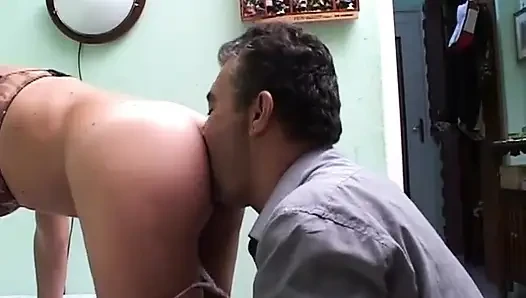 Pelacur amatir lagi asik fingering memeknya dan pantatnya dientot