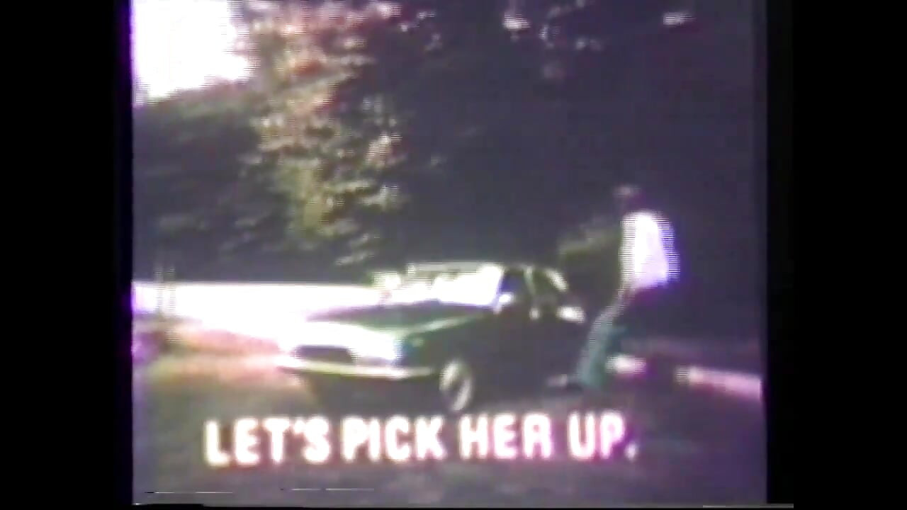 美国复古粗暴色情与一个可怜的女孩被两个坏家伙捡起来并疯狂性交