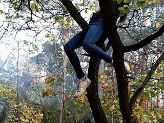 女孩爬上一棵树在上面摩擦她的阴户 - 女同性恋幻想