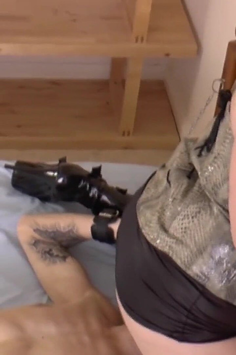 Lacey Starr lutscht schwanz eines jungen typen