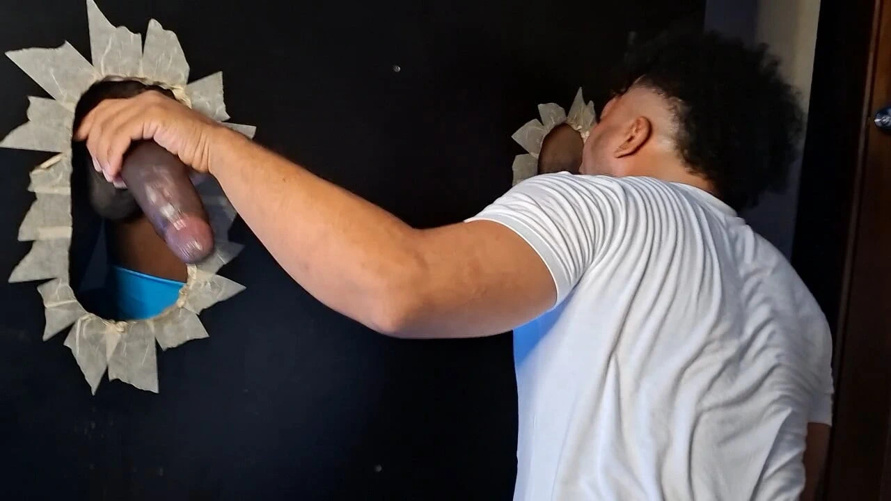 Отдаю задницу двум хуям брюнетки