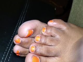 深夜......橙色脚趾上的巨大负荷